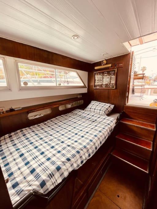 Hotel Vintage Classic 70S Boat! à Sant Adrià de Besòs Extérieur photo