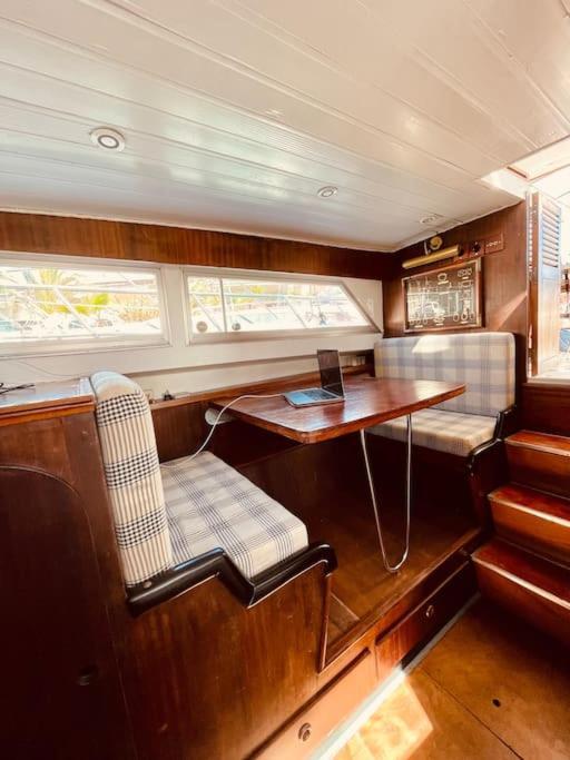 Hotel Vintage Classic 70S Boat! à Sant Adrià de Besòs Extérieur photo